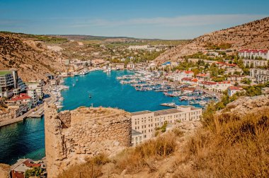 Güneşli bir günde Balaklava Körfezi Panoraması. Sivastopol, Kırım.