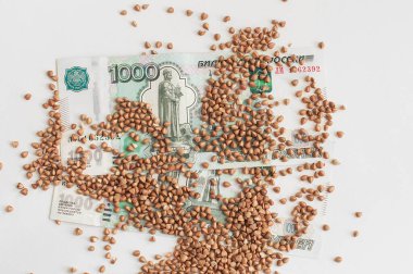 Karabuğday - geleneksel Rus yemeği - Rus rublesi banknotlarına saçılmış. Karabuğday eksikliği kavramı.
