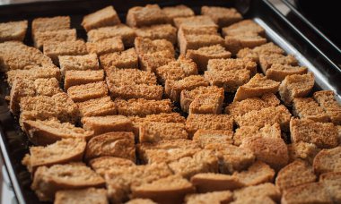 Fırından yeni çıkmış tavada pişmiş ruslar.