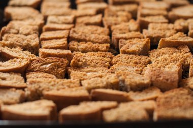 Fırından yeni çıkmış tavada pişmiş ruslar.