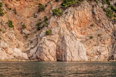 Kırım Yarımadası 'nın resimli uçurumları. Karadeniz 'de tekne gezisi.