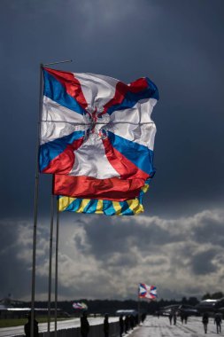 Bayrakları rüzgarda çırparak