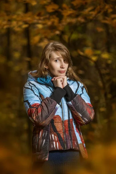 Retrato de una niña en el bosque . —  Fotos de Stock