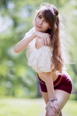 Bahçedeki güzel kız