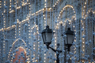 Bina ve bir el feneri mavi tonlarda güzel çelenk
