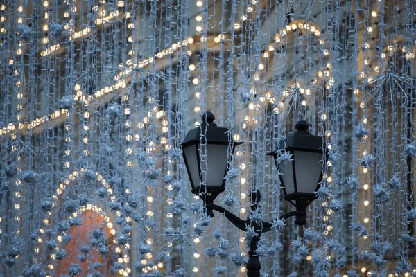 Bina ve bir el feneri mavi tonlarda güzel çelenk