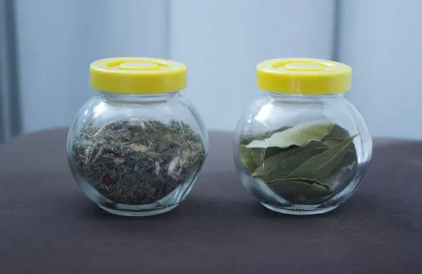 Kuru otlar ve baharatlar ile kavanoz