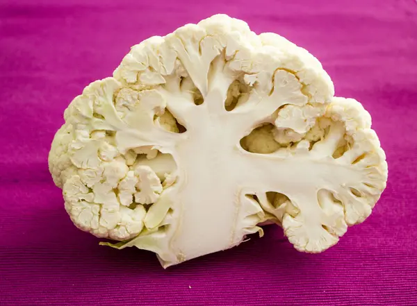 Mor bir arka plan üzerinde karnabahar