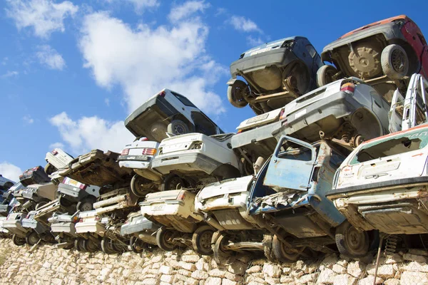 Carros descartados no ferro-velho — Fotografia de Stock