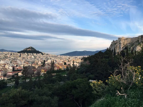 Arkaplanda güzel şehir manzarası