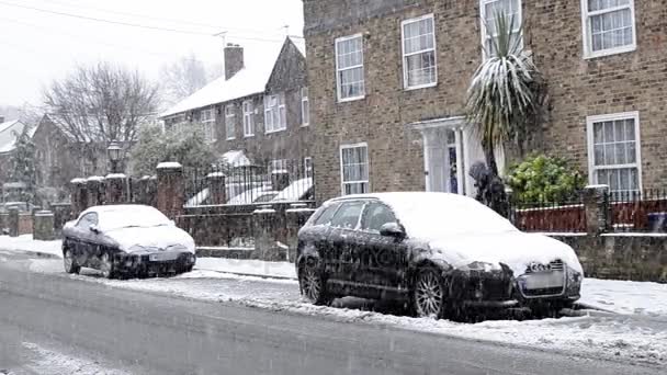 ロンドン 2017 重い雪のロンドンで 男は雪の彼の車を洗浄します — ストック動画