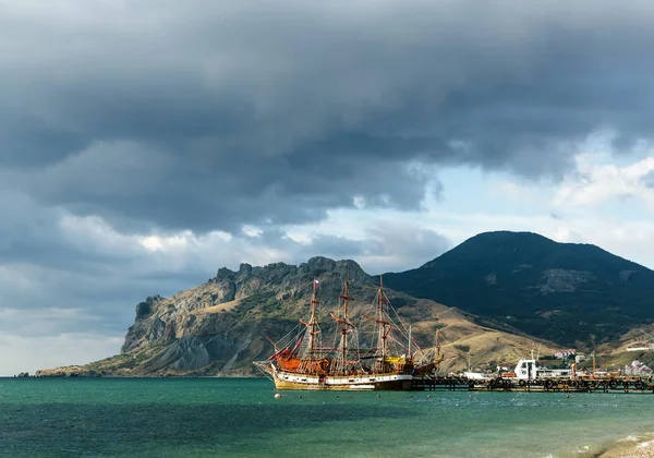 Zevk wharf yarış komitesi botu. Telifsiz Stok Fotoğraflar