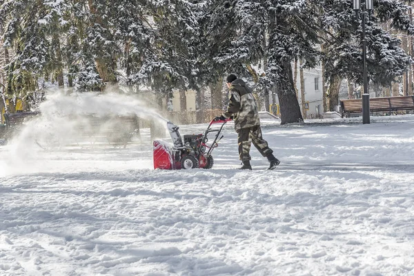 Удаление снега в городском парке . — стоковое фото