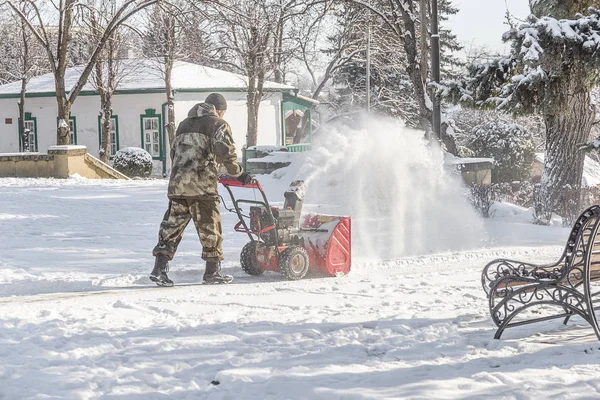 Sneeuwruimen in het stadspark. — Stockfoto