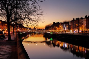 Ha'Penny Köprüsü ve geceleri Dublin şehir merkezinde Liffey Nehri'nin Kuzey bankalar