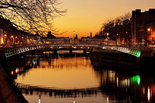 Ha 'penny bridge und das Nordufer des Flusses Liffey im Dubliner Stadtzentrum in der Nacht — Stockfoto