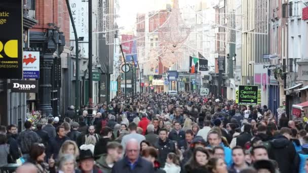 Nekonečné davy chůzi na ulici Grafton Street v Dublinu, Irsko — Stock video