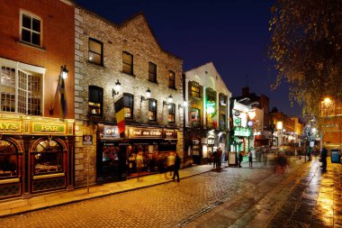 Temple Bar, meşgul bir gece hayatı alan Dublin, İrlanda