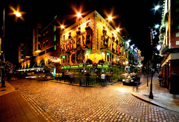 Vista nocturna de Temple Bar Street en Dublín, Irlanda — Foto de Stock