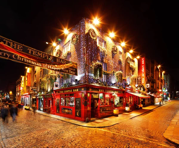 Una ajetreada vida nocturna en el área de Temple Bar de Dublín, Irlanda —  Fotos de Stock