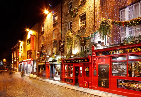 Una ajetreada vida nocturna en el área de Temple Bar de Dublín, Irlanda —  Fotos de Stock