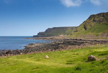 Dev 's Causeway County Antrim Kuzey İrlanda içinde gelen turist binlerce