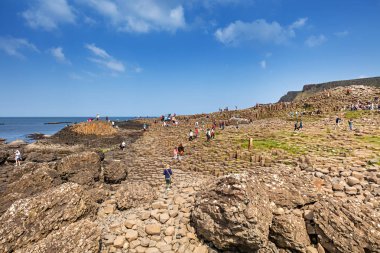Dev 's Causeway County Antrim Kuzey İrlanda içinde gelen turist binlerce