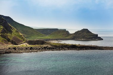 Dev 's Causeway County Antrim Kuzey İrlanda içinde gelen turist binlerce