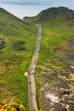 Dev 's Causeway County Antrim Kuzey İrlanda içinde gelen turist binlerce