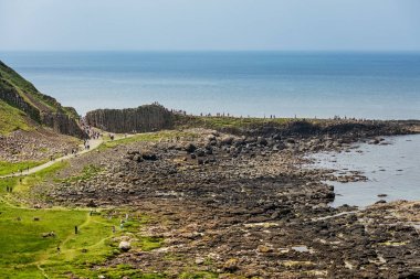 Dev 's Causeway County Antrim Kuzey İrlanda içinde gelen turist binlerce