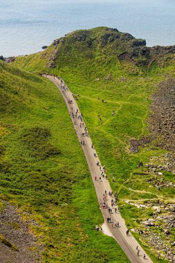 Dev 's Causeway County Antrim Kuzey İrlanda içinde gelen turist binlerce