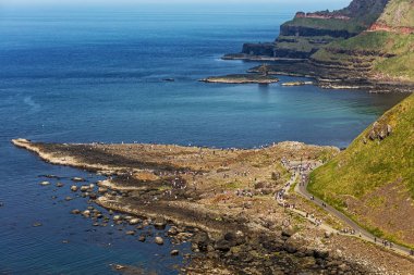 Dev 's Causeway County Antrim Kuzey İrlanda içinde gelen turist binlerce