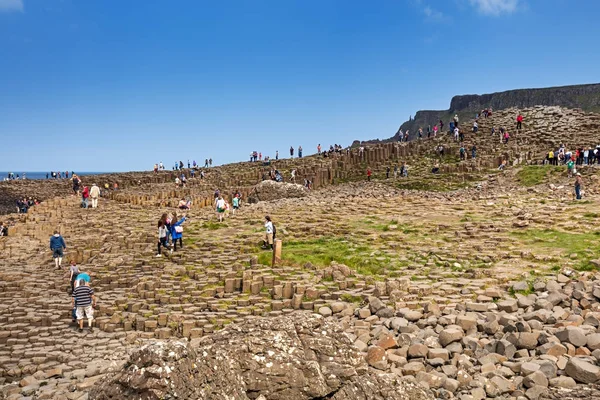 Milhares de turistas que visitam Giant 's Causeway no Condado de Antrim da Irlanda do Norte — Fotografia de Stock