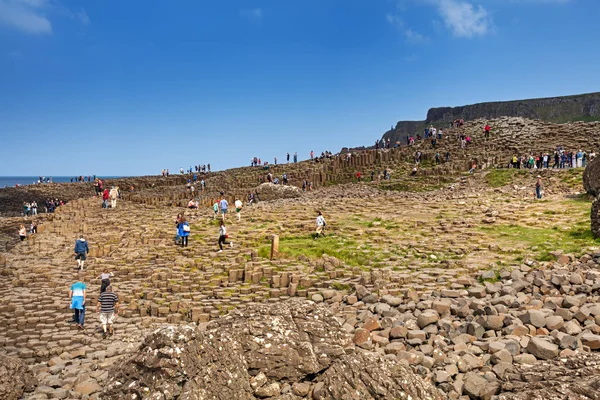 Migliaia di turisti in visita alla Giant's Causeway nella contea di Antrim dell'Irlanda del Nord — Foto Stock