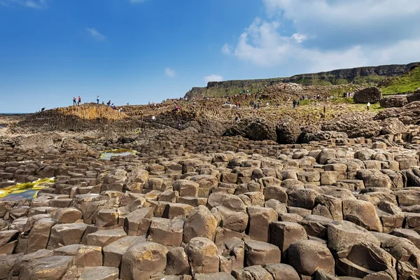 Duizenden toeristen van Giant's Causeway in County Antrim, Noord-Ierland — Stockfoto