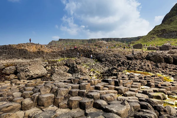 Des milliers de touristes visitent la Chaussée des Géants dans le comté d'Antrim en Irlande du Nord — Photo