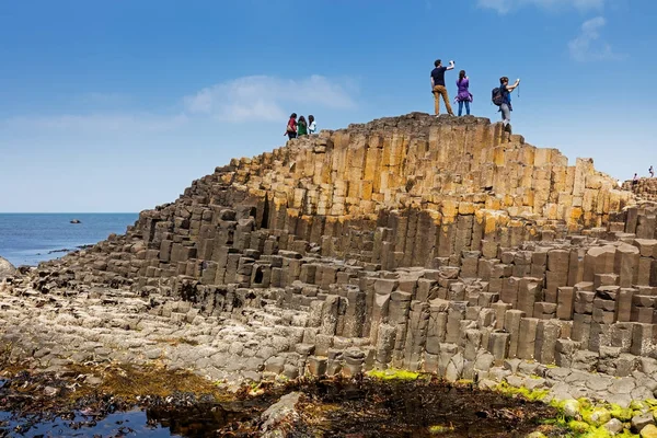 Milhares de turistas que visitam Giant 's Causeway no Condado de Antrim da Irlanda do Norte — Fotografia de Stock
