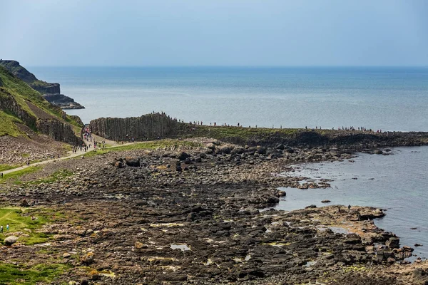 Migliaia di turisti in visita alla Giant's Causeway nella contea di Antrim dell'Irlanda del Nord — Foto Stock