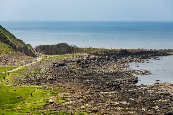 Tysiące turystów odwiedzających Giant's Causeway w hrabstwie Antrim Irlandii Północnej — Zdjęcie stockowe