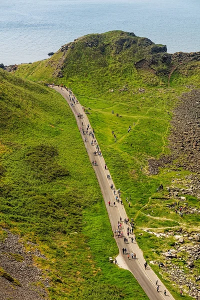 Des milliers de touristes visitent la Chaussée des Géants dans le comté d'Antrim en Irlande du Nord — Photo
