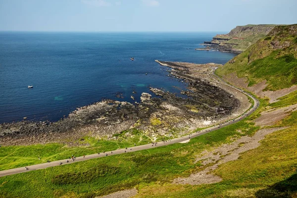 Milhares de turistas que visitam Giant 's Causeway no Condado de Antrim da Irlanda do Norte — Fotografia de Stock