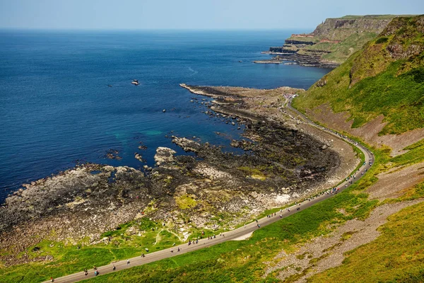 Des milliers de touristes visitent la Chaussée des Géants dans le comté d'Antrim en Irlande du Nord — Photo