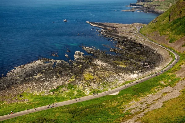 Duizenden toeristen van Giant's Causeway in County Antrim, Noord-Ierland — Stockfoto