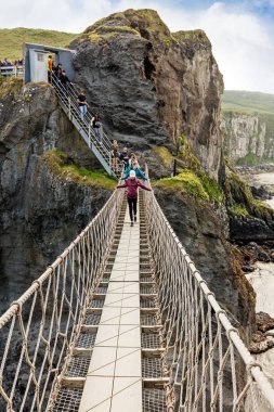 Rede bir Carrick halat köprü County Antrim Kuzey İrlanda içinde gelen turist