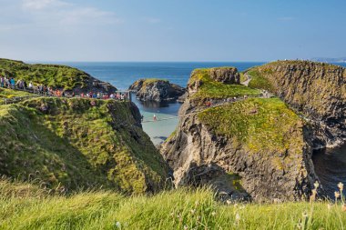 Rede bir Carrick halat köprü County Antrim Kuzey İrlanda içinde gelen turist