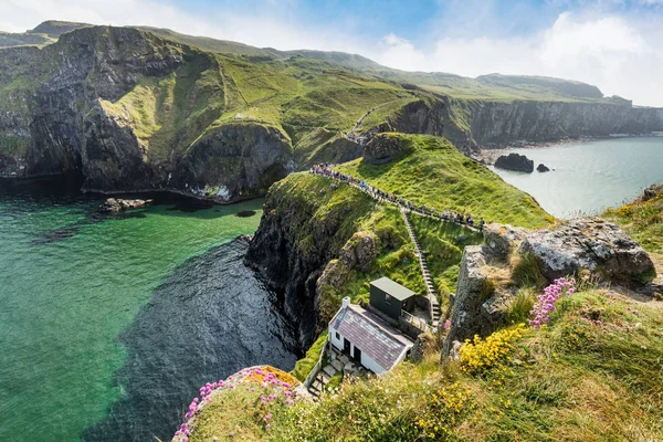 Turisti in visita al Carrick-a-Rede Rope Bridge nella contea di Antrim dell'Irlanda del Nord — Foto Stock