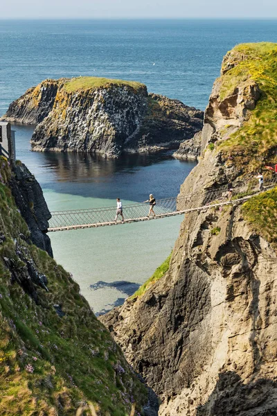 Toeristen bezoeken van Carrick-a-Rede touwbrug in County Antrim, Noord-Ierland — Stockfoto