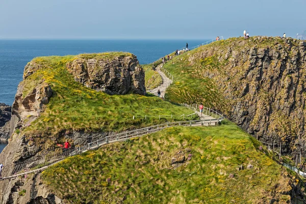 Turystów odwiedzających Carrick-a-Rede Rope Bridge w hrabstwie Antrim Irlandii Północnej — Zdjęcie stockowe