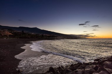 Punta Brava doğal günbatımı görünümünü Playa Maria Jimenez plaj Pico del Teide yanardağı içinde belgili tanımlık geçmiş, Kanarya Adaları'nda deniz seviyesinden en yüksek noktası ile aşağı