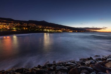 Punta Brava doğal günbatımı görünümünü Playa Maria Jimenez plaj Pico del Teide yanardağı içinde belgili tanımlık geçmiş, Kanarya Adaları'nda deniz seviyesinden en yüksek noktası ile aşağı